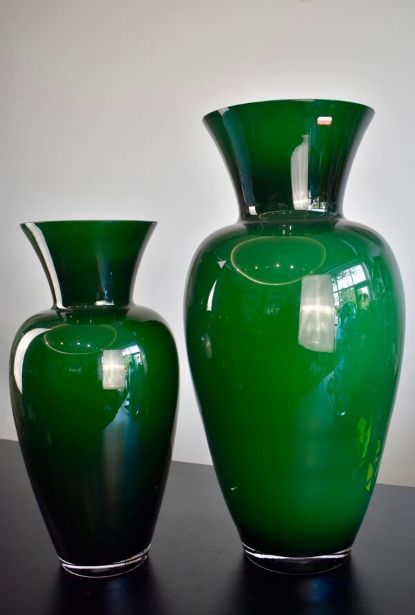 Žalios spalvos stiklinės vazos