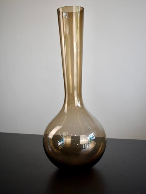 Šviesiai rudo stiklo vaza