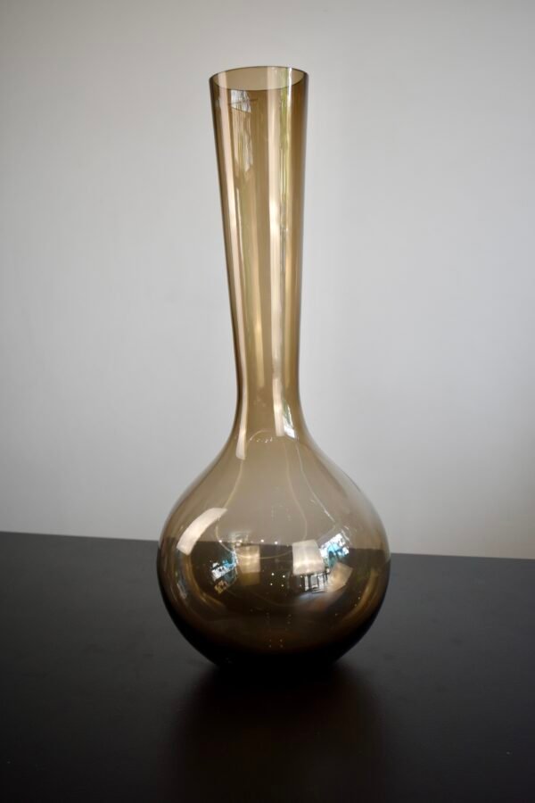 Šviesiai rudo stiklo vaza