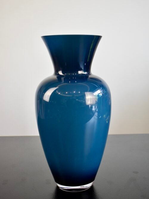 Mėlyno stiklo vaza