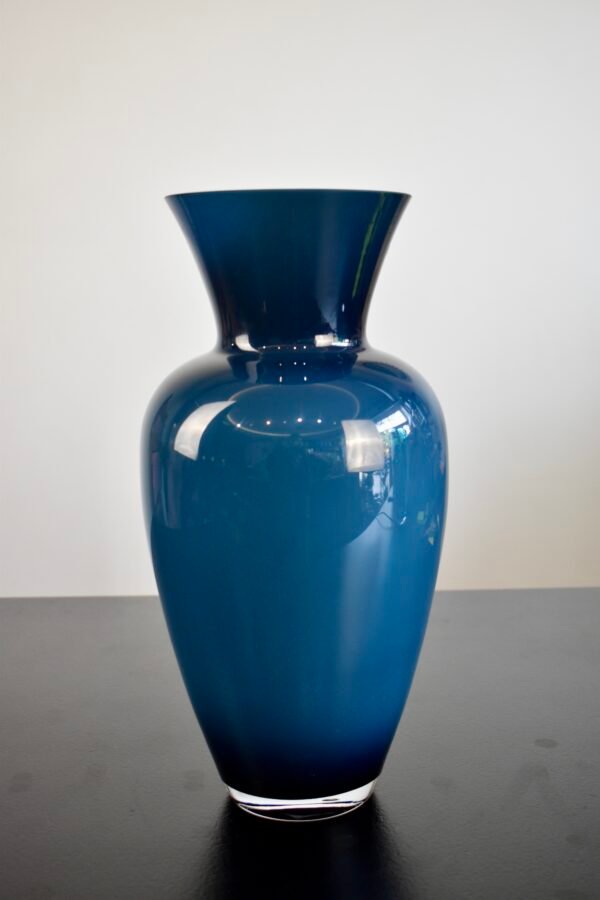 Mėlyno stiklo vaza