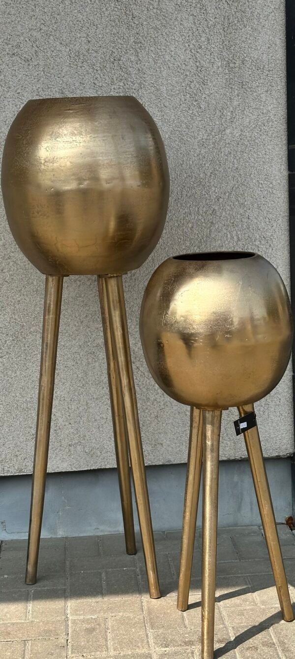 Aukso spalvos metaliniai stovai vazonams