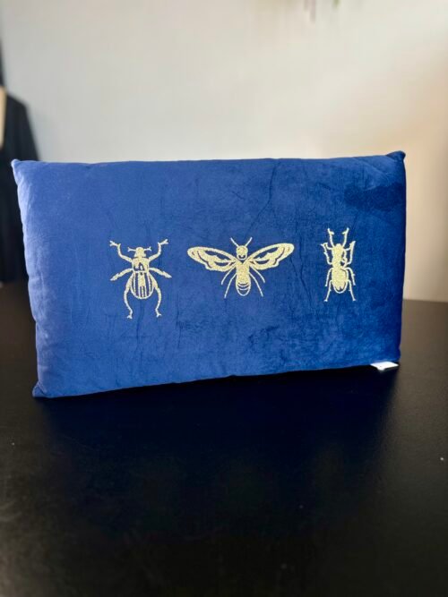 Dekoratyvinė mėlynos spalvos pagalvėlė