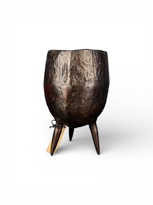 Metalinis vazonas gėlei